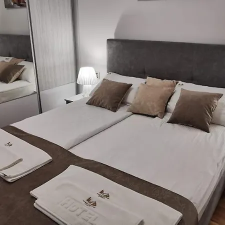 Sa Dvoristem Modesty Zlatibor