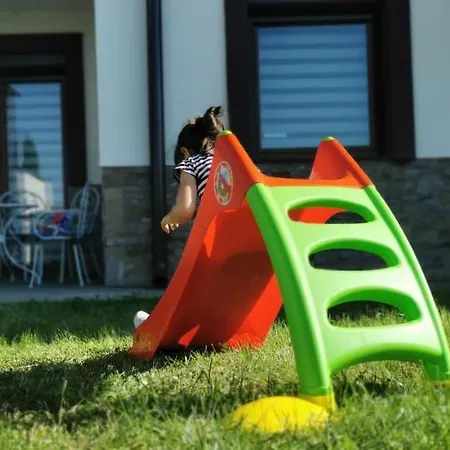 Sa Dvoristem Modesty