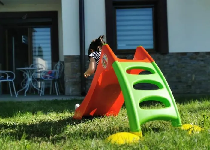 Sa Dvoristem Modesty